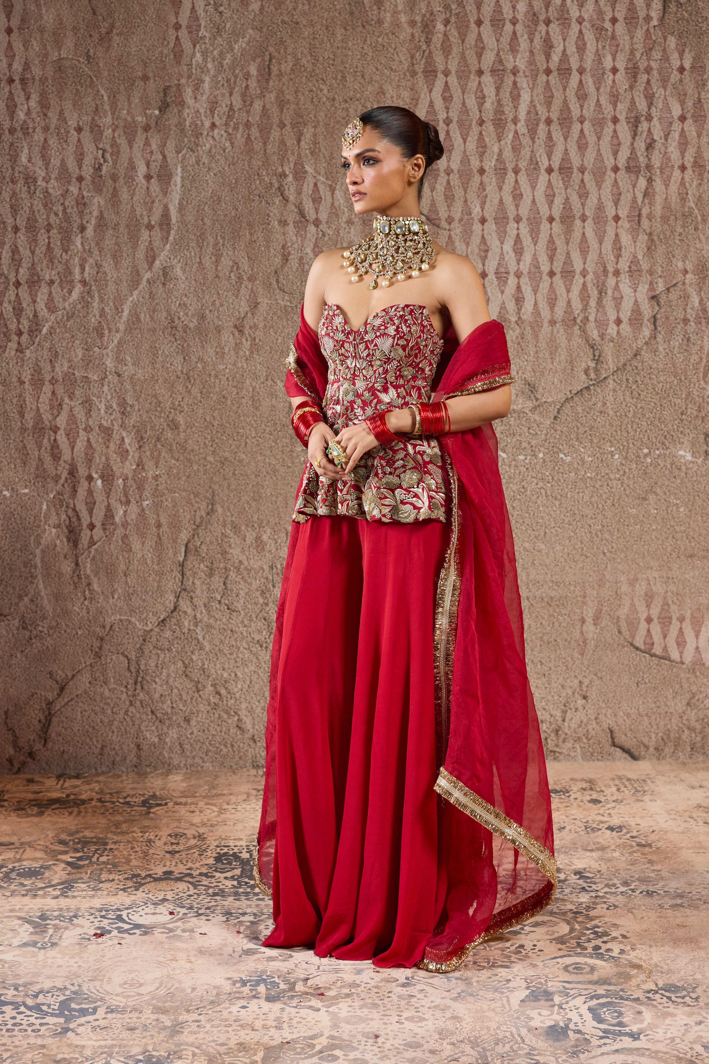 STATEMENT CORSET SET WITH INTRICATE EMBROIDERY