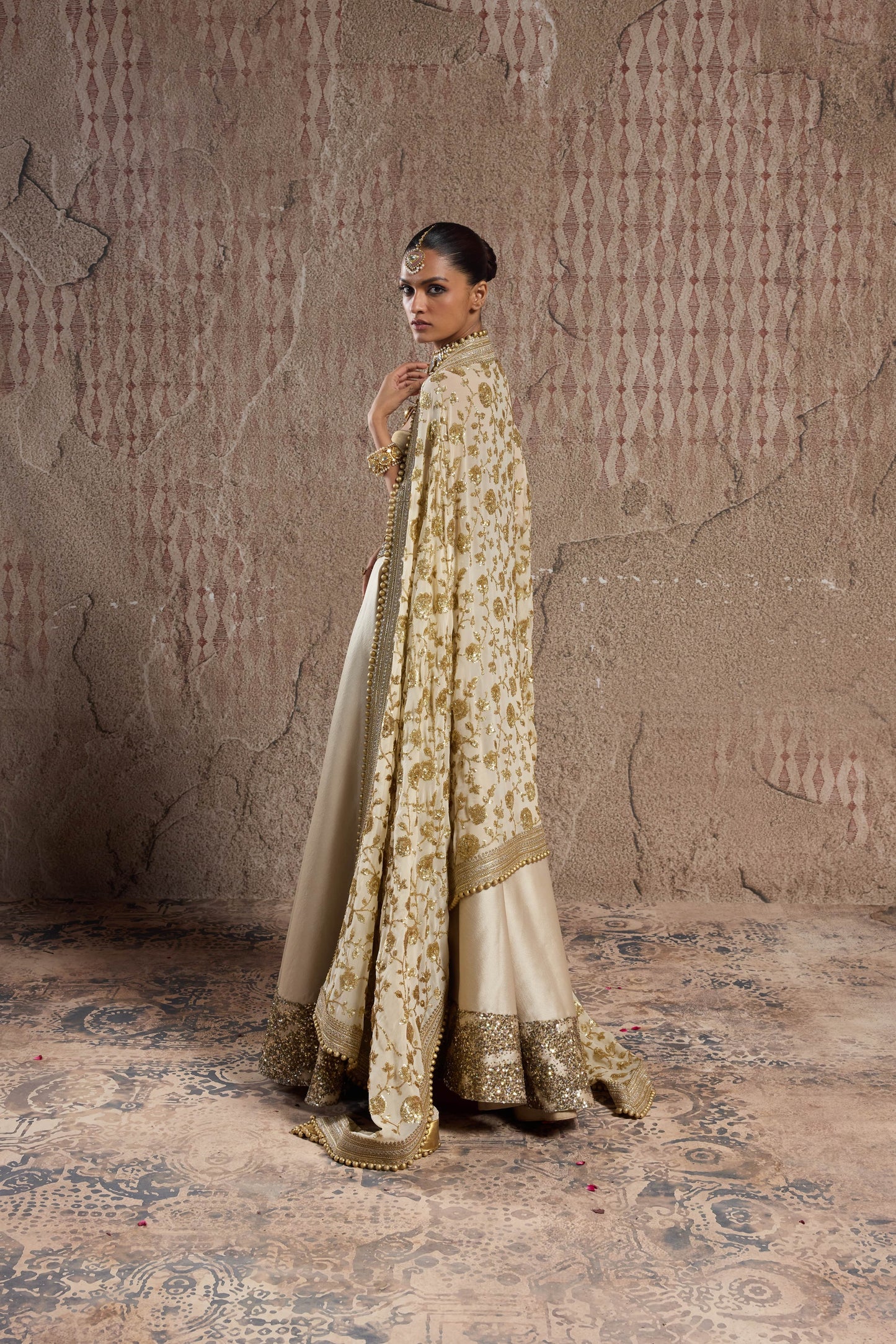 EXOTIC FLORAL ORGANZA SAREE WITH 3D HANDCRAFTED BLOUSE